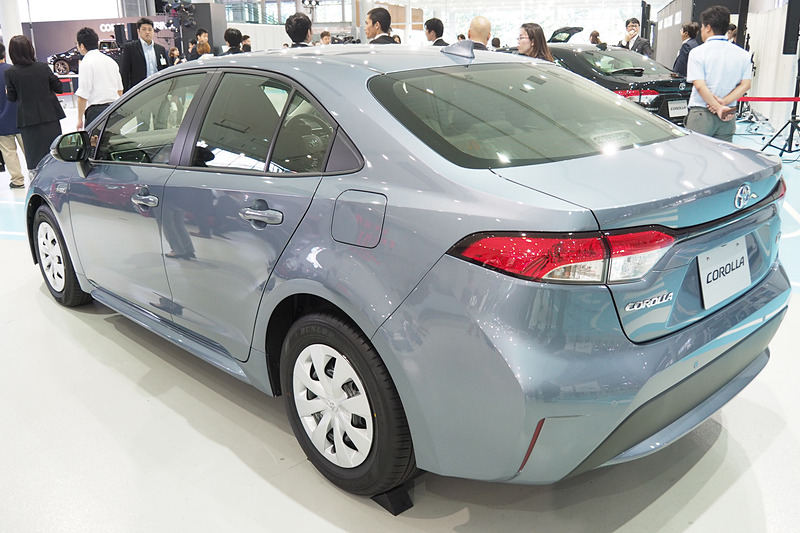 最廉価グレードの「G-X」のハイブリッド仕様。ガソリンエンジン仕様なら193万6000円からのグレードとなる。15インチスチールホイールやグリルの装飾などが異なるが、LEDヘッドライトやテールライトは標準装備