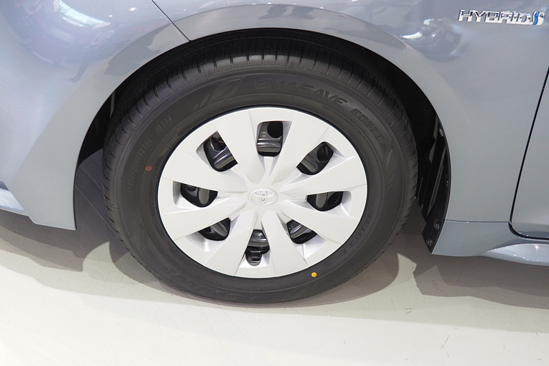 最廉価グレードの「G-X」のハイブリッド仕様。ガソリンエンジン仕様なら193万6000円からのグレードとなる。15インチスチールホイールやグリルの装飾などが異なるが、LEDヘッドライトやテールライトは標準装備