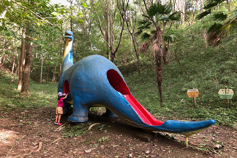 「古生代」「中生代」と分かれて14体の恐竜が点在する恐竜広場。背中がすべり台になっていたり、子供たちが遊べるようになっている恐竜もいて、とっても楽しい！　もちろん、恐竜の名前や体長などのちょっとした解説があるので、勉強にもなります