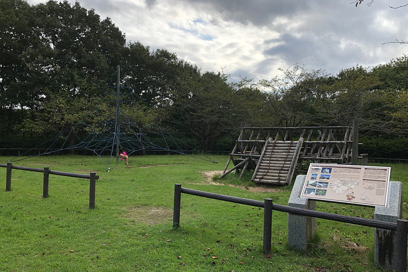 恐竜広場から階段を上がっていくと、「こどもの谷」に到着しました。お天気のいい3連休中日だったのに、16時近くだったからか、この貸切状態（笑）。駐車場が隣接しているので、ぶらりとクルマでやってきて、ちょっと遊んで帰っていくファミリーもいましたよ。公園内には本当にいろんなコーナーがあるので、それを巡るだけでも1日あっという間に過ぎそうです