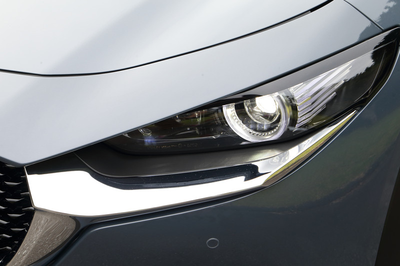 ヘッドライト。リング状の部分はデイタイムライトになる（20Sを除く）