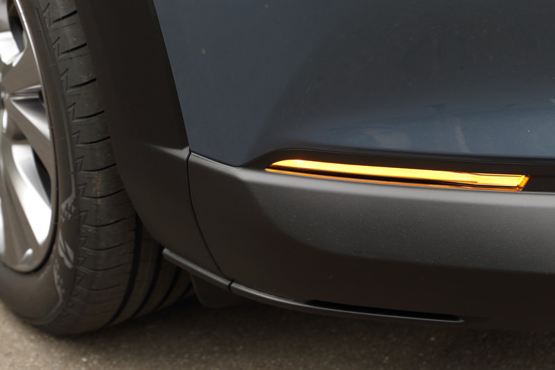 フロントバンパー下部とドアミラーのウインカー、そしてリアウインカーは心臓の鼓動のように明るさが変化する「ディミング・ターン・シグナル」を採用