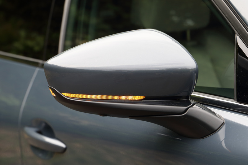 フロントバンパー下部とドアミラーのウインカー、そしてリアウインカーは心臓の鼓動のように明るさが変化する「ディミング・ターン・シグナル」を採用