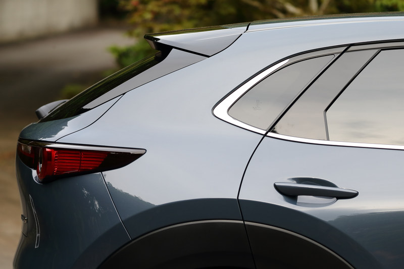 ルーフの高さは後ろ上がりにしつつ、Dピラーを寝かせたデザインとすることでクーペのような流麗なラインを実現