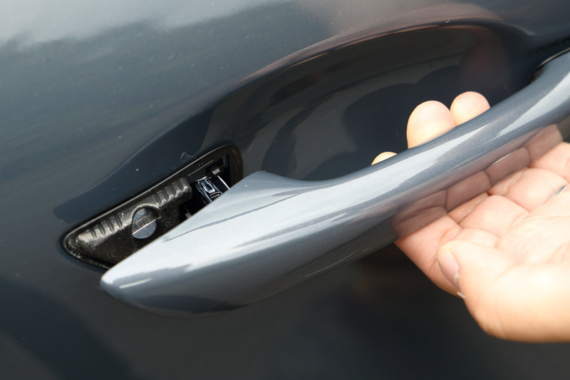 ドアのキーシリンダーは、ドアハンドルの内側に隠されている