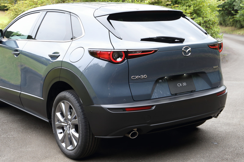 リアゲートにもくびれを持たせて軽快感を表現