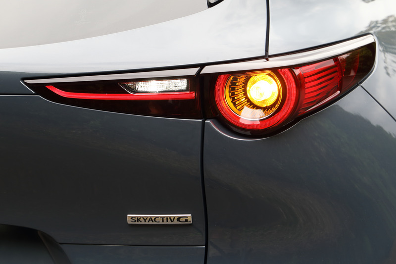 フロントバンパー下部とドアミラーのウインカー、そしてリアウインカーは心臓の鼓動のように明るさが変化する「ディミング・ターン・シグナル」を採用