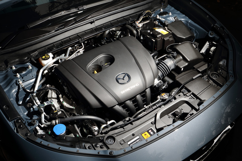 直列4気筒2.0リッター直噴ガソリンエンジンの「SKYACTIV-G 2.0」。最高出力は115kW（156PS）/6000rpmで最大トルクは199Nm（20.3kgfm）/4000rpmを発生