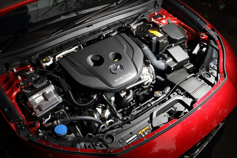 直列4気筒1.8リッター直噴クリーンディーゼルターボエンジン「SKYACTIV-D 1.8」。最高出力は85kW（116PS）/4000rpmで最大トルクは270Nm（27.5kgfm）/1600-2600rpmを発生