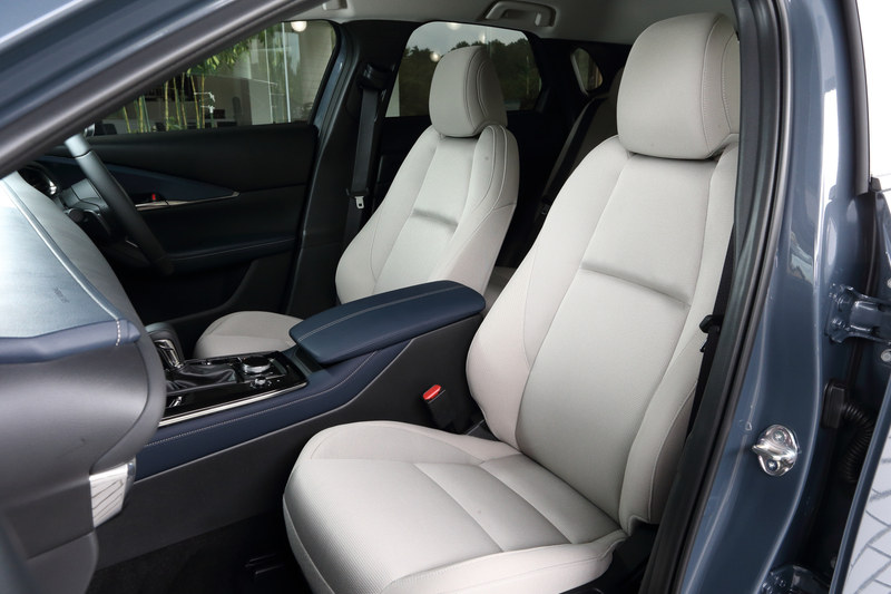 20S PROACTIVE Touring Selectionの内装。撮影車はネイビーの内装トリムにグレージュのファブリックシートが組み合わせられる