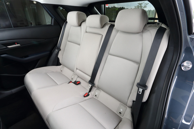 20S PROACTIVE Touring Selectionの内装。撮影車はネイビーの内装トリムにグレージュのファブリックシートが組み合わせられる