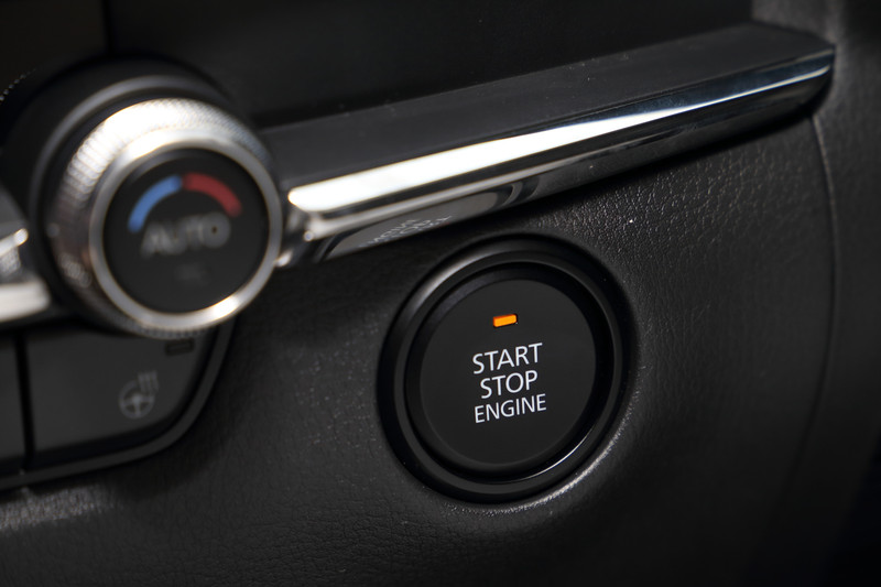 エンジンスタートスイッチリングはL Packageではプラチナサテン（右）となる