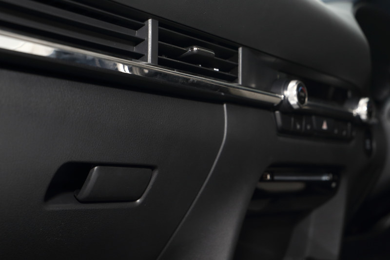 グローブボックスのオープンハンドルもL Packageではプラチナサテン（右）となる