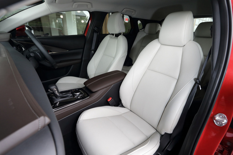 XD L Packageの内装。撮影車はブラウンの内装トリムにホワイトレザーのシートが組み合わせられる