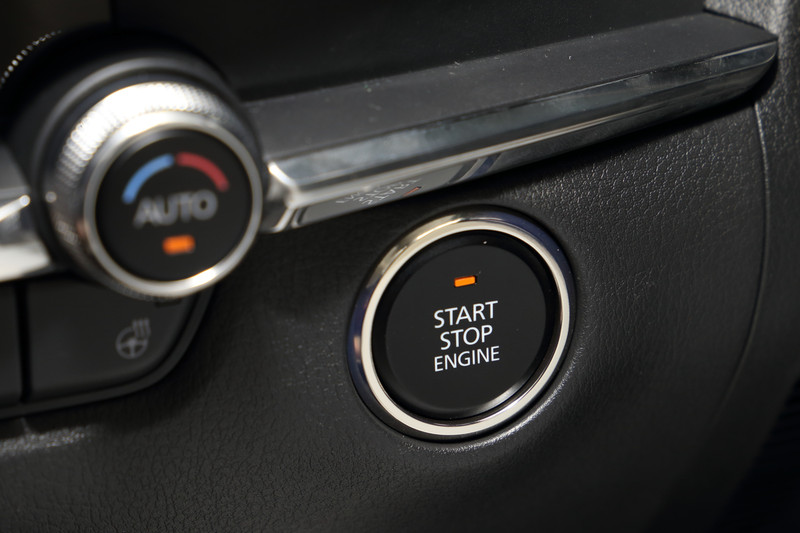 エンジンスタートスイッチリングはL Packageではプラチナサテン（右）となる