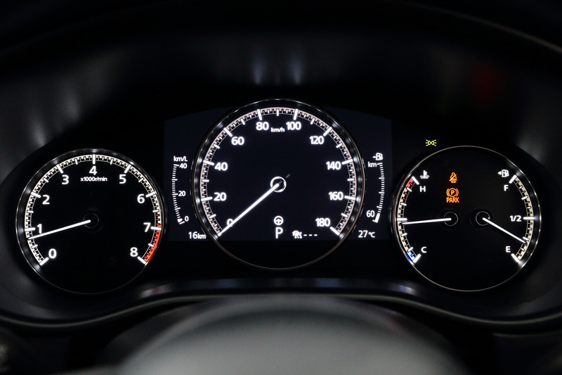 3連メーター。中央は7インチマルチスピードメーターになっていて、さまざまなインフォメーションを表示する
