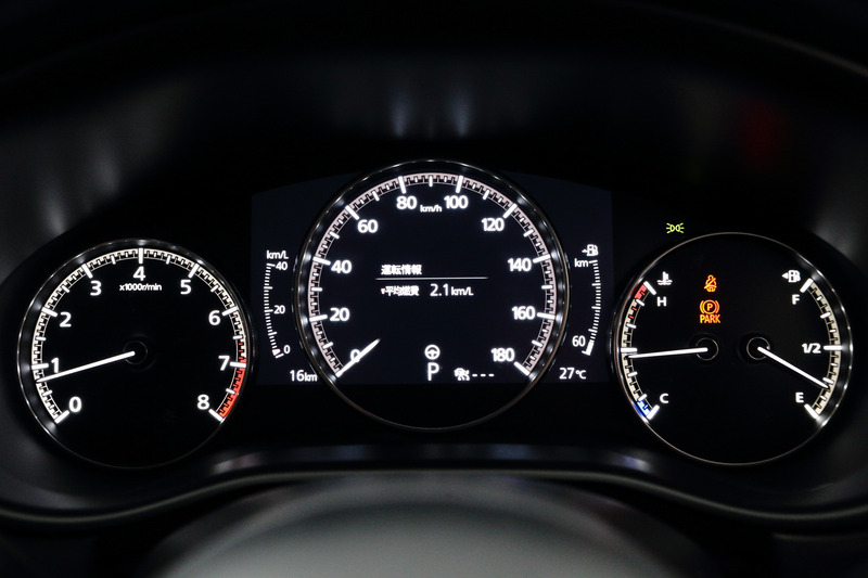 3連メーター。中央は7インチマルチスピードメーターになっていて、さまざまなインフォメーションを表示する