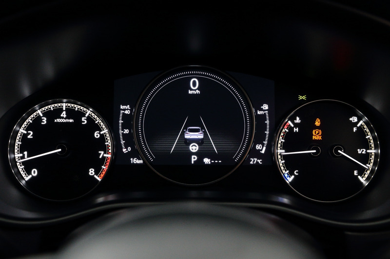 3連メーター。中央は7インチマルチスピードメーターになっていて、さまざまなインフォメーションを表示する