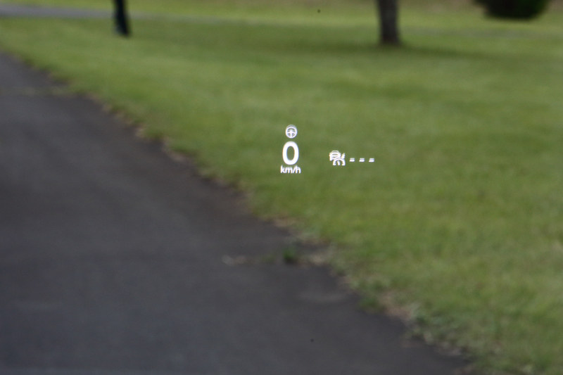 フロントウィンドウに照射するタイプのアクティブ・ドライビング・ディスプレイ