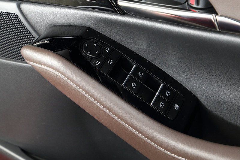 運転席ドアまわりのスイッチ類