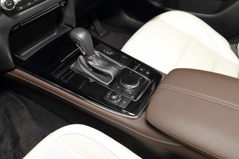 シフトまわり。タッチパッド機能付きコマンダーコントロールや電動パーキングのスイッチなどが付く