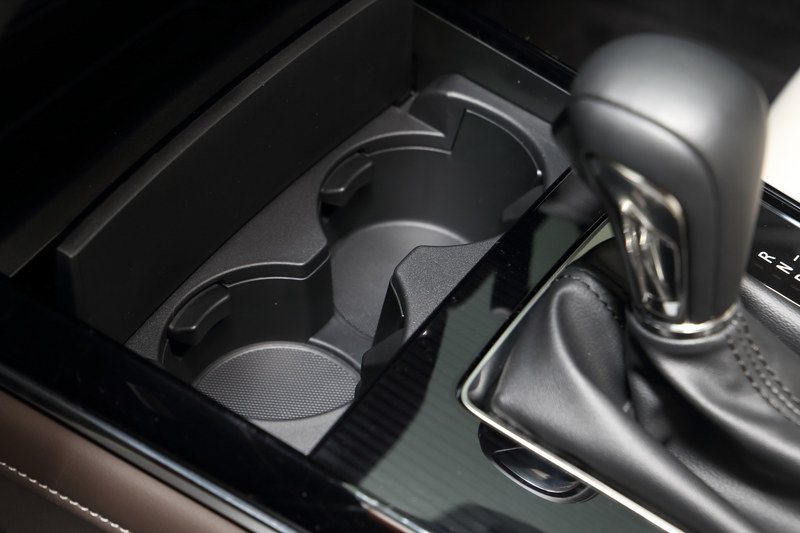 フロントカップホルダーは横並びで配置される