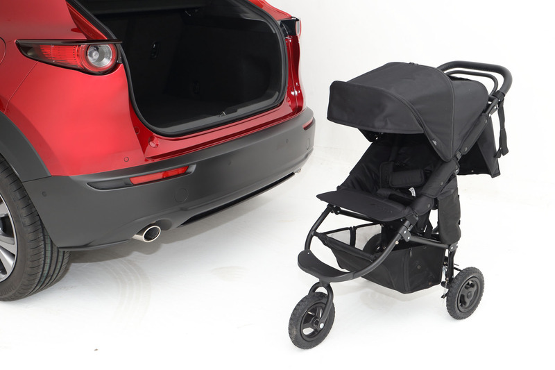 大型のベビーカーも積めるラゲッジ