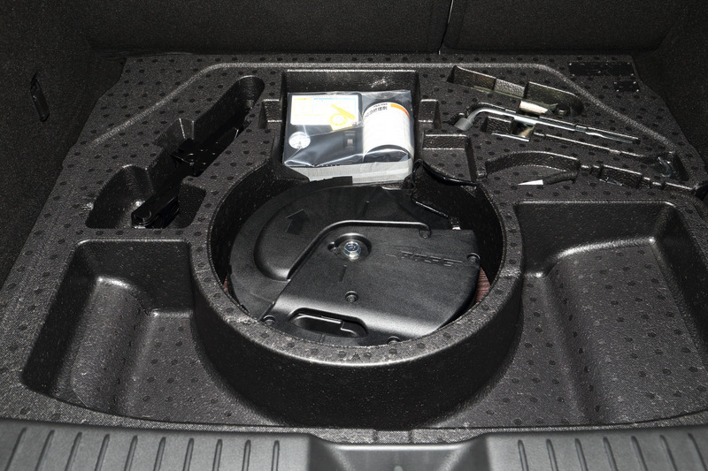 サブトランク。Boseサウンドシステム装着車ではここにサブウーファーが付く