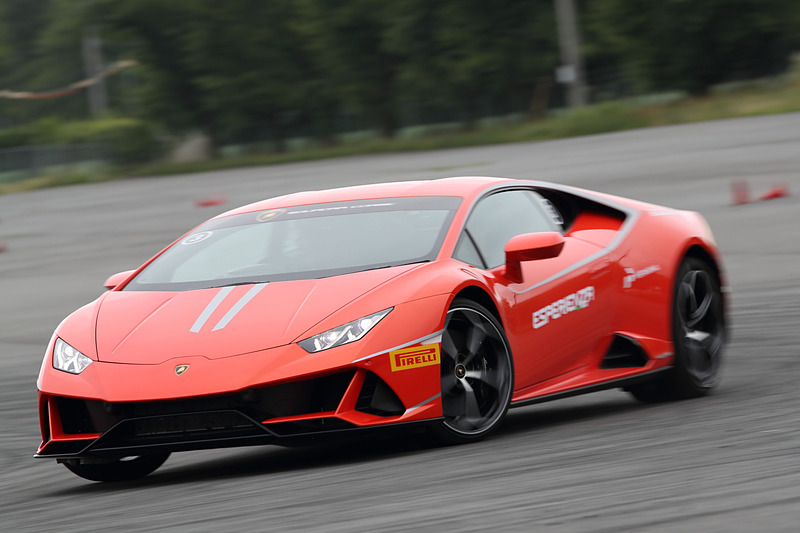 広場でスラロームや定常円旋回を試す