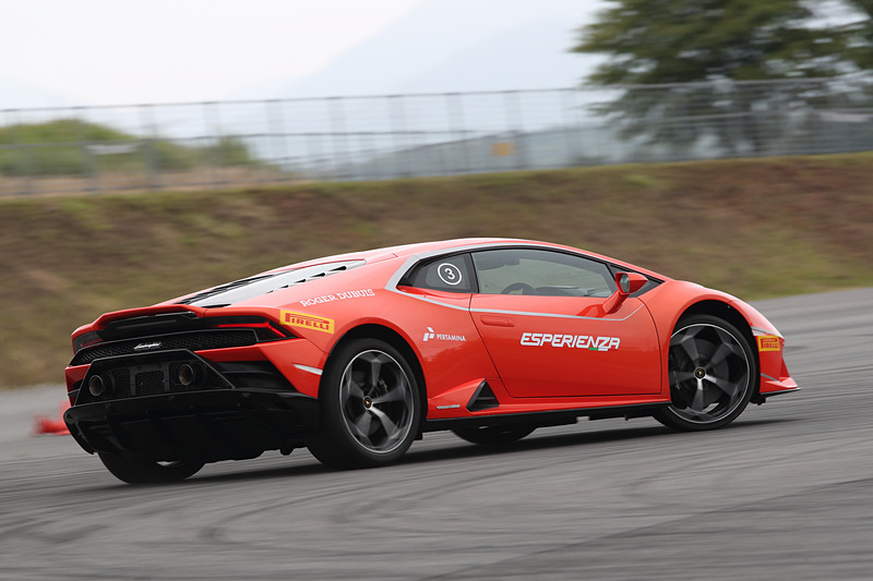 広場でスラロームや定常円旋回を試す