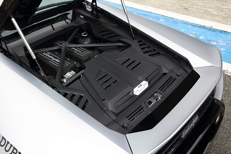 V型10気筒5.2リッターエンジンは最高出力470kW（640HP）/8000rpm、最大トルク600Nm/6500rpmを発生。乾燥重量は1422kg、パワーウエイトレシオは2.22kg/HP。7速DCTのトランスミッションから4輪にパワーを伝えて最高速325km/h、0-100km/h加速2.9秒、0-200km/h加速9.0秒を実現する