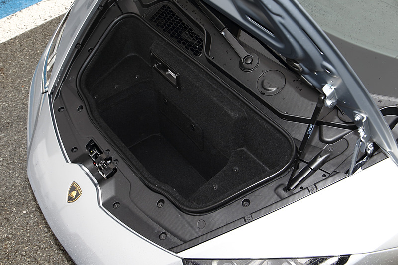 フロントマスクでは空力効率を確保する一体型ウイングを備えたフロントスプリッター、イプシロン形状の大型エアインテークなどを採用。リアまわりでは車両後方にスロットを備えた一体型スポイラーが与えられ、空気力学効率を最大化するアンダーボディ形状を採用。ダウンフォースと空気力学効率は“第1世代ウラカン”から5倍以上に向上しているという。足下は20インチアルミホイールにピレリ「P ZERO CORSA」（フロント：245/30R20、リア：305/30R20）の組み合わせ