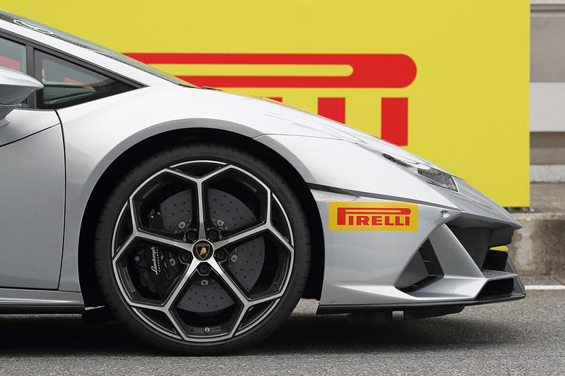 フロントマスクでは空力効率を確保する一体型ウイングを備えたフロントスプリッター、イプシロン形状の大型エアインテークなどを採用。リアまわりでは車両後方にスロットを備えた一体型スポイラーが与えられ、空気力学効率を最大化するアンダーボディ形状を採用。ダウンフォースと空気力学効率は“第1世代ウラカン”から5倍以上に向上しているという。足下は20インチアルミホイールにピレリ「P ZERO CORSA」（フロント：245/30R20、リア：305/30R20）の組み合わせ