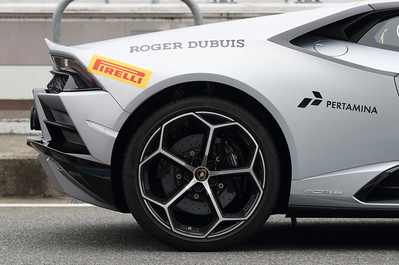 フロントマスクでは空力効率を確保する一体型ウイングを備えたフロントスプリッター、イプシロン形状の大型エアインテークなどを採用。リアまわりでは車両後方にスロットを備えた一体型スポイラーが与えられ、空気力学効率を最大化するアンダーボディ形状を採用。ダウンフォースと空気力学効率は“第1世代ウラカン”から5倍以上に向上しているという。足下は20インチアルミホイールにピレリ「P ZERO CORSA」（フロント：245/30R20、リア：305/30R20）の組み合わせ