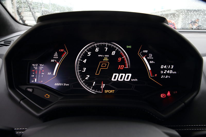 車内ではセンターコンソールのスタートボタンのすぐ上に新しい8.4インチ HMI容量性タッチスクリーンをレイアウト。Apple CarPlayなどでスマートフォンと連携するほか、「マルチフィンガージェスチャーコントロール」にも対応し、ドライバーの手元でコネクティビティ機能を利用できる。さらにシートポジションやエアコン設定、LDVIの状態など車両の機能までリアルタイムで制御できるという