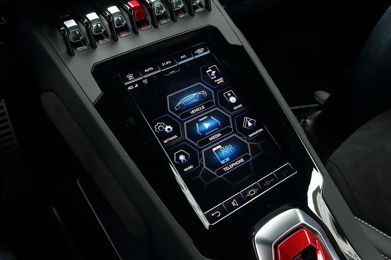 車内ではセンターコンソールのスタートボタンのすぐ上に新しい8.4インチ HMI容量性タッチスクリーンをレイアウト。Apple CarPlayなどでスマートフォンと連携するほか、「マルチフィンガージェスチャーコントロール」にも対応し、ドライバーの手元でコネクティビティ機能を利用できる。さらにシートポジションやエアコン設定、LDVIの状態など車両の機能までリアルタイムで制御できるという