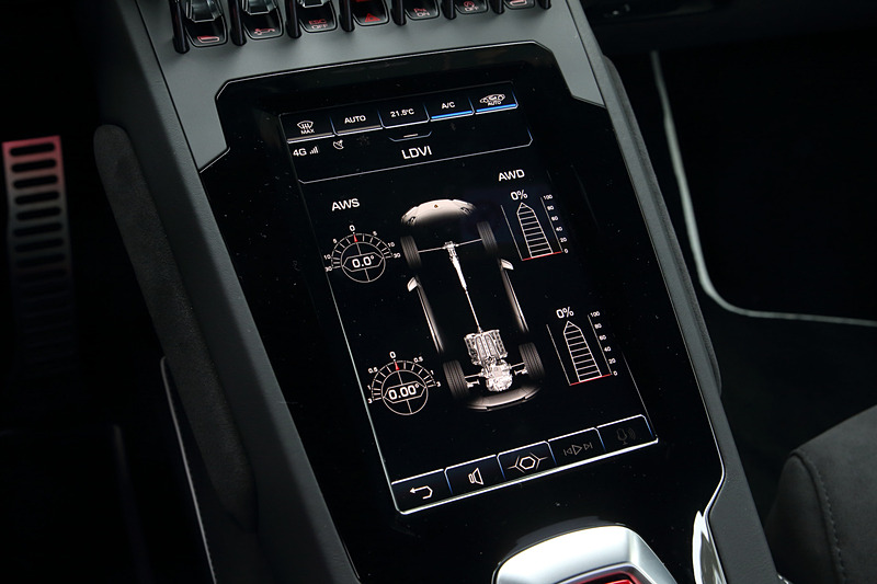 車内ではセンターコンソールのスタートボタンのすぐ上に新しい8.4インチ HMI容量性タッチスクリーンをレイアウト。Apple CarPlayなどでスマートフォンと連携するほか、「マルチフィンガージェスチャーコントロール」にも対応し、ドライバーの手元でコネクティビティ機能を利用できる。さらにシートポジションやエアコン設定、LDVIの状態など車両の機能までリアルタイムで制御できるという