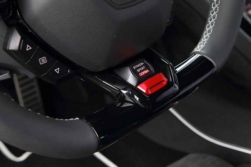 車内ではセンターコンソールのスタートボタンのすぐ上に新しい8.4インチ HMI容量性タッチスクリーンをレイアウト。Apple CarPlayなどでスマートフォンと連携するほか、「マルチフィンガージェスチャーコントロール」にも対応し、ドライバーの手元でコネクティビティ機能を利用できる。さらにシートポジションやエアコン設定、LDVIの状態など車両の機能までリアルタイムで制御できるという