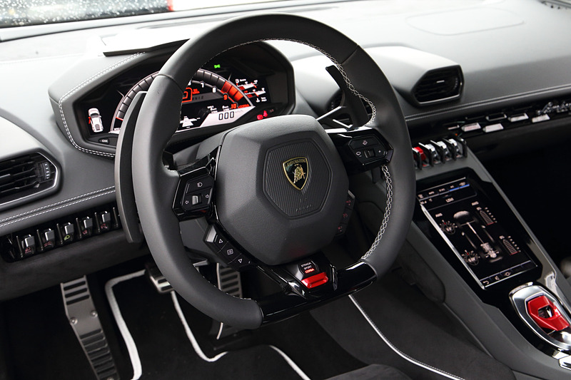 車内ではセンターコンソールのスタートボタンのすぐ上に新しい8.4インチ HMI容量性タッチスクリーンをレイアウト。Apple CarPlayなどでスマートフォンと連携するほか、「マルチフィンガージェスチャーコントロール」にも対応し、ドライバーの手元でコネクティビティ機能を利用できる。さらにシートポジションやエアコン設定、LDVIの状態など車両の機能までリアルタイムで制御できるという