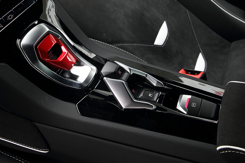 車内ではセンターコンソールのスタートボタンのすぐ上に新しい8.4インチ HMI容量性タッチスクリーンをレイアウト。Apple CarPlayなどでスマートフォンと連携するほか、「マルチフィンガージェスチャーコントロール」にも対応し、ドライバーの手元でコネクティビティ機能を利用できる。さらにシートポジションやエアコン設定、LDVIの状態など車両の機能までリアルタイムで制御できるという