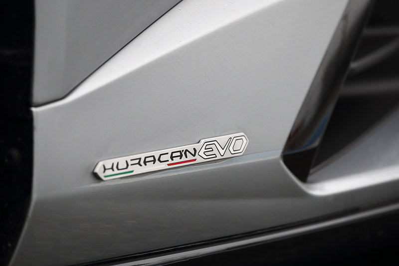 フロントマスクでは空力効率を確保する一体型ウイングを備えたフロントスプリッター、イプシロン形状の大型エアインテークなどを採用。リアまわりでは車両後方にスロットを備えた一体型スポイラーが与えられ、空気力学効率を最大化するアンダーボディ形状を採用。ダウンフォースと空気力学効率は“第1世代ウラカン”から5倍以上に向上しているという。足下は20インチアルミホイールにピレリ「P ZERO CORSA」（フロント：245/30R20、リア：305/30R20）の組み合わせ