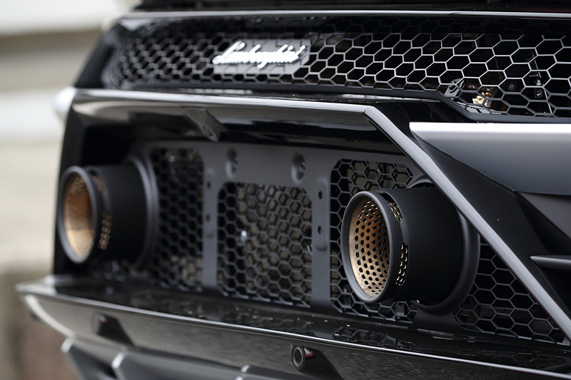 フロントマスクでは空力効率を確保する一体型ウイングを備えたフロントスプリッター、イプシロン形状の大型エアインテークなどを採用。リアまわりでは車両後方にスロットを備えた一体型スポイラーが与えられ、空気力学効率を最大化するアンダーボディ形状を採用。ダウンフォースと空気力学効率は“第1世代ウラカン”から5倍以上に向上しているという。足下は20インチアルミホイールにピレリ「P ZERO CORSA」（フロント：245/30R20、リア：305/30R20）の組み合わせ