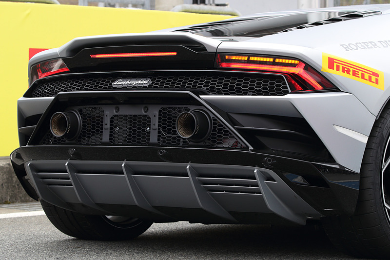 フロントマスクでは空力効率を確保する一体型ウイングを備えたフロントスプリッター、イプシロン形状の大型エアインテークなどを採用。リアまわりでは車両後方にスロットを備えた一体型スポイラーが与えられ、空気力学効率を最大化するアンダーボディ形状を採用。ダウンフォースと空気力学効率は“第1世代ウラカン”から5倍以上に向上しているという。足下は20インチアルミホイールにピレリ「P ZERO CORSA」（フロント：245/30R20、リア：305/30R20）の組み合わせ