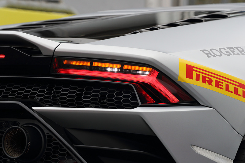 フロントマスクでは空力効率を確保する一体型ウイングを備えたフロントスプリッター、イプシロン形状の大型エアインテークなどを採用。リアまわりでは車両後方にスロットを備えた一体型スポイラーが与えられ、空気力学効率を最大化するアンダーボディ形状を採用。ダウンフォースと空気力学効率は“第1世代ウラカン”から5倍以上に向上しているという。足下は20インチアルミホイールにピレリ「P ZERO CORSA」（フロント：245/30R20、リア：305/30R20）の組み合わせ