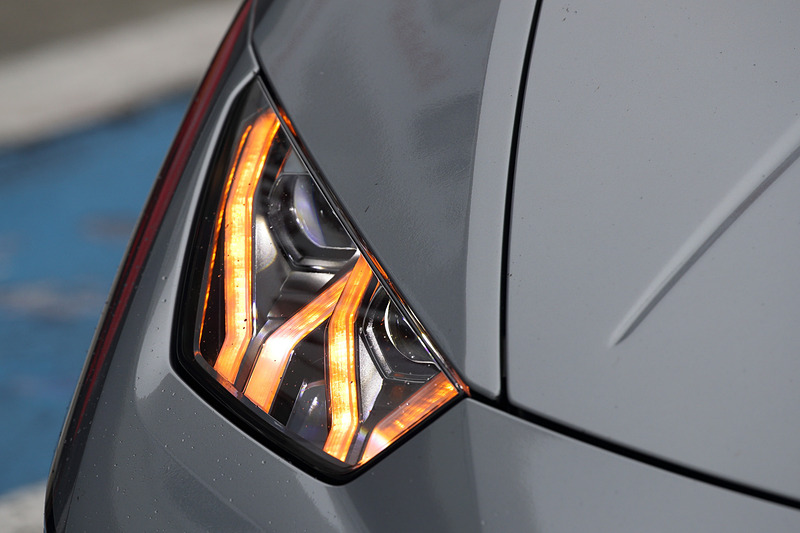 フロントマスクでは空力効率を確保する一体型ウイングを備えたフロントスプリッター、イプシロン形状の大型エアインテークなどを採用。リアまわりでは車両後方にスロットを備えた一体型スポイラーが与えられ、空気力学効率を最大化するアンダーボディ形状を採用。ダウンフォースと空気力学効率は“第1世代ウラカン”から5倍以上に向上しているという。足下は20インチアルミホイールにピレリ「P ZERO CORSA」（フロント：245/30R20、リア：305/30R20）の組み合わせ