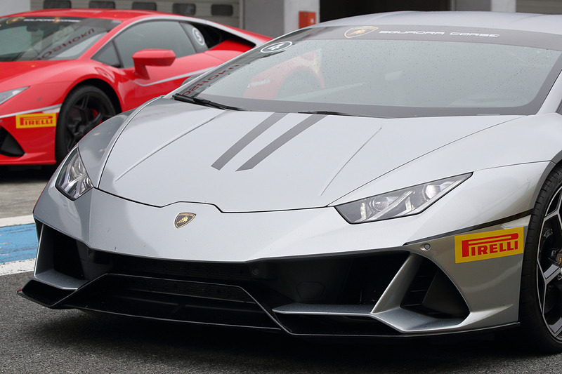 フロントマスクでは空力効率を確保する一体型ウイングを備えたフロントスプリッター、イプシロン形状の大型エアインテークなどを採用。リアまわりでは車両後方にスロットを備えた一体型スポイラーが与えられ、空気力学効率を最大化するアンダーボディ形状を採用。ダウンフォースと空気力学効率は“第1世代ウラカン”から5倍以上に向上しているという。足下は20インチアルミホイールにピレリ「P ZERO CORSA」（フロント：245/30R20、リア：305/30R20）の組み合わせ