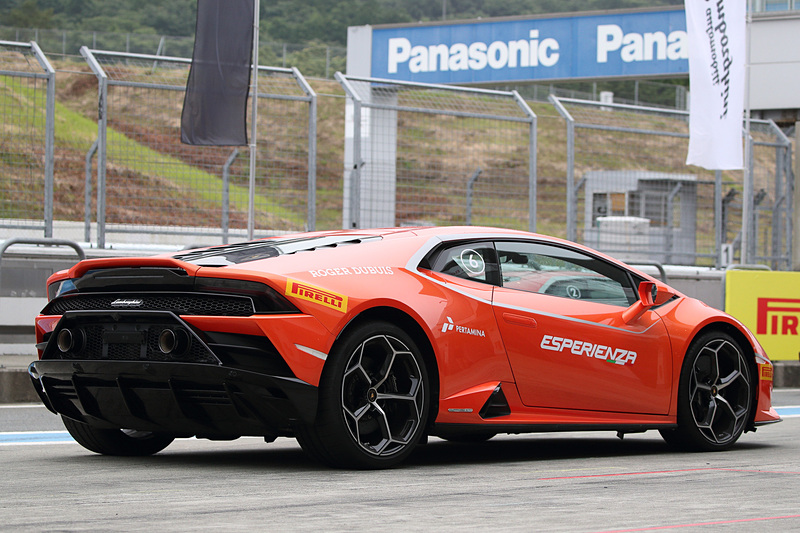 今回試乗したのは今春からデリバリーを開始した「ウラカン EVO」（2984万3274円［税別］）。ボディサイズは4520×1933×1165mm（全長×全幅×全高。全幅はドアミラーを除く）、ホイールベースは2620mm