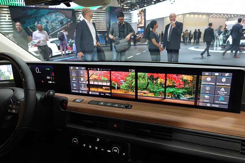Honda eの12.3インチデュアルディスプレイ。安藝氏が運転席に座っているので、これは助手席からの風景