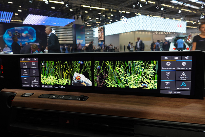 水槽アプリケーション。横長を使ったもので、まず思いつくのが水槽とのこと。ベゼル幅が不自然にならないように作り込まれている