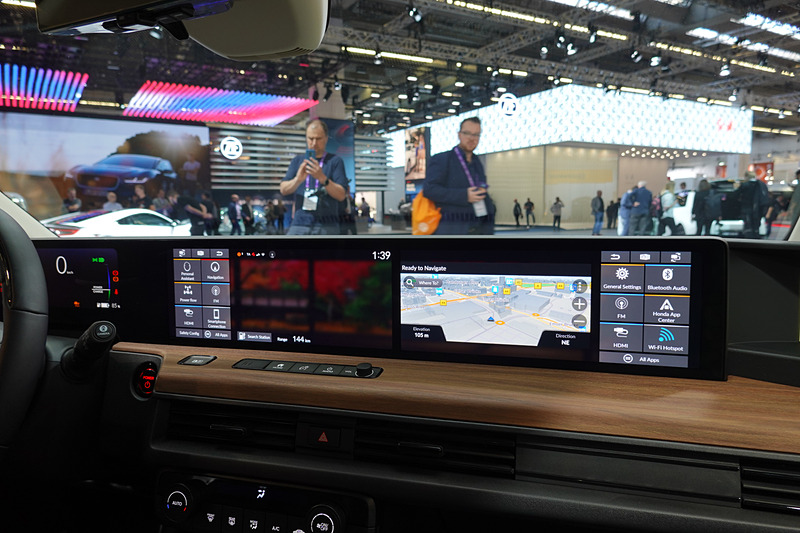 画面をワンタッチで入れ替え。助手席の人が設定したものを運転席に渡すことが容易